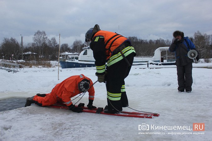 На Кинешемке тренировались спасать провалившихся под лед людей фото 9