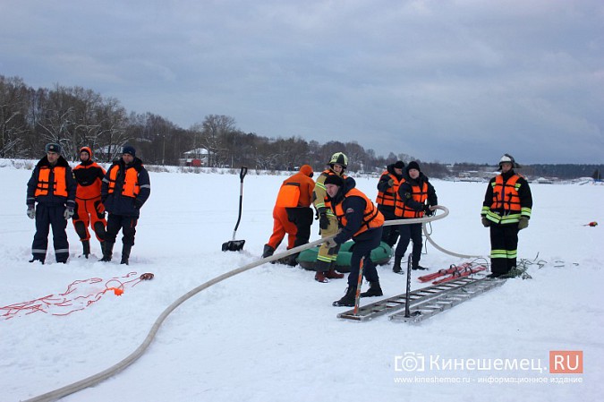 На Кинешемке тренировались спасать провалившихся под лед людей фото 10