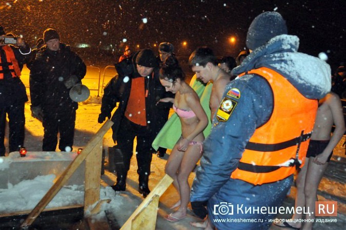 Кинешемцы окунулись в ледяную купель фото 14