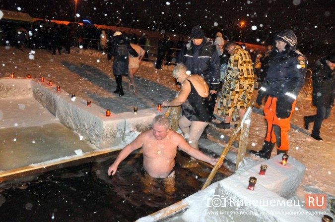 Кинешемцы окунулись в ледяную купель фото 12