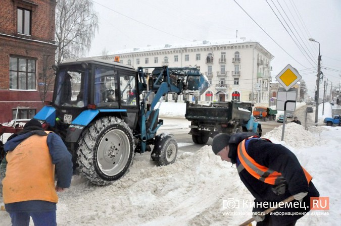 УГХ Кинешмы направило всю «живую» технику на расчистку города от снега фото 12