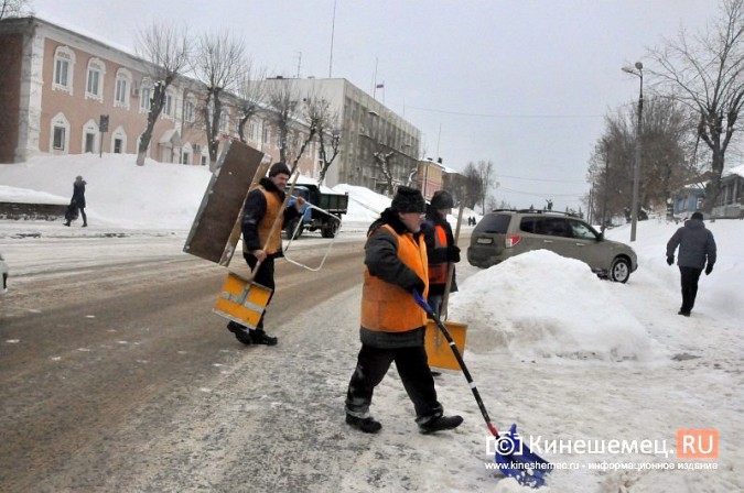 УГХ Кинешмы направило всю «живую» технику на расчистку города от снега фото 15