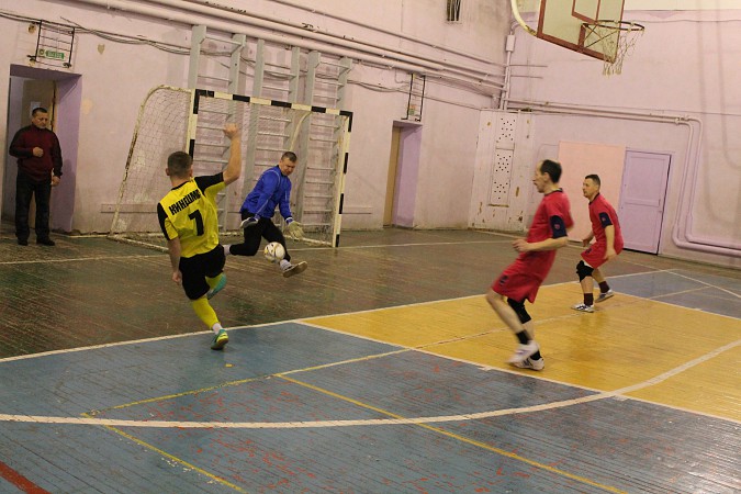 «Ветераны» терпят первое поражение в чемпионате Кинешмы по мини-футболу фото 11
