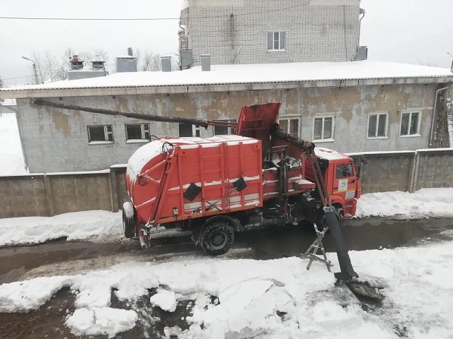 В Кинешме мусоровоз повредил теплотрассу, оставив без тепла детский стационар фото 3