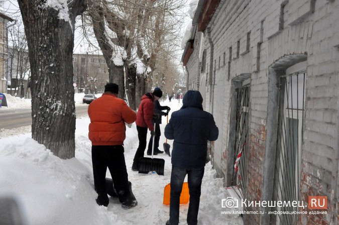 Председатель Кинешемской думы вышел с соратниками на уборку снега фото 7