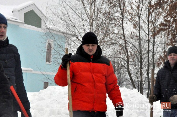 Председатель Кинешемской думы вышел с соратниками на уборку снега фото 4