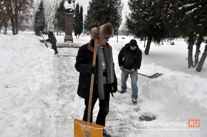 Председатель Кинешемской думы вышел с соратниками на уборку снега фото 5