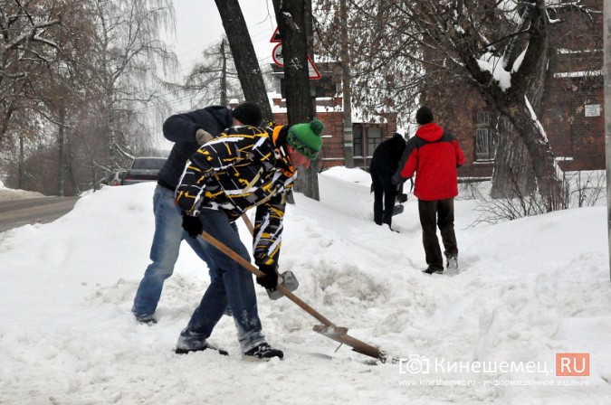 Председатель Кинешемской думы вышел с соратниками на уборку снега фото 2