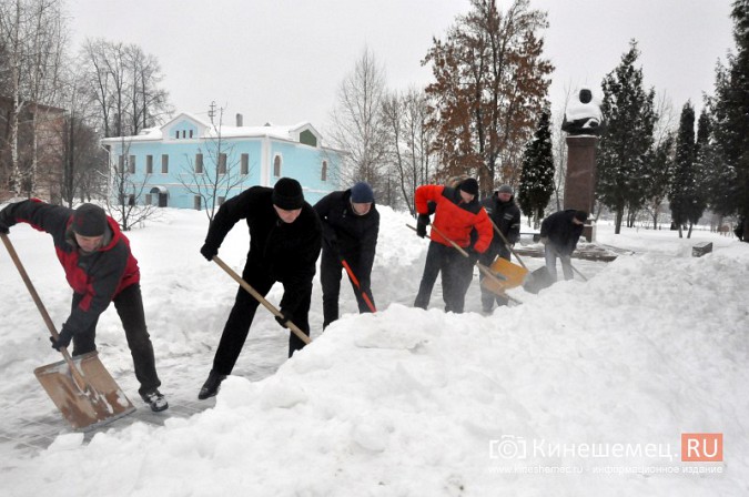 Председатель Кинешемской думы вышел с соратниками на уборку снега фото 3