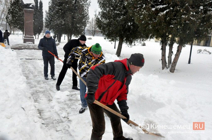 Председатель Кинешемской думы вышел с соратниками на уборку снега фото 9