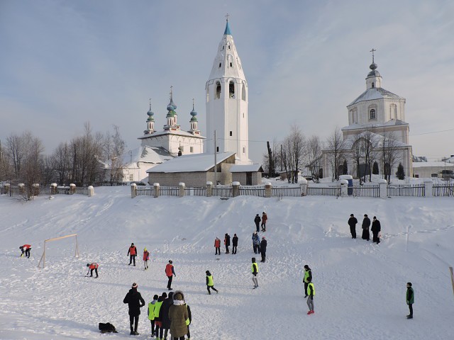 Кинешемцы сыграли в футбол на снегу в Лухе фото 2