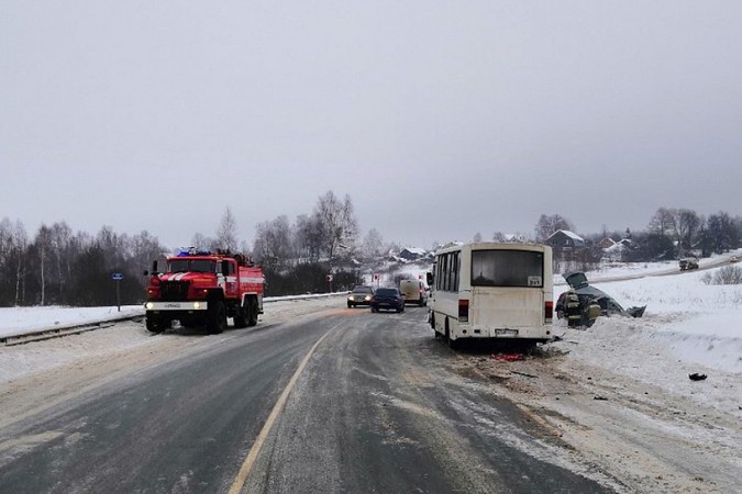 В Фурмановском районе иномарка врезалась в пассажирский автобус фото 2