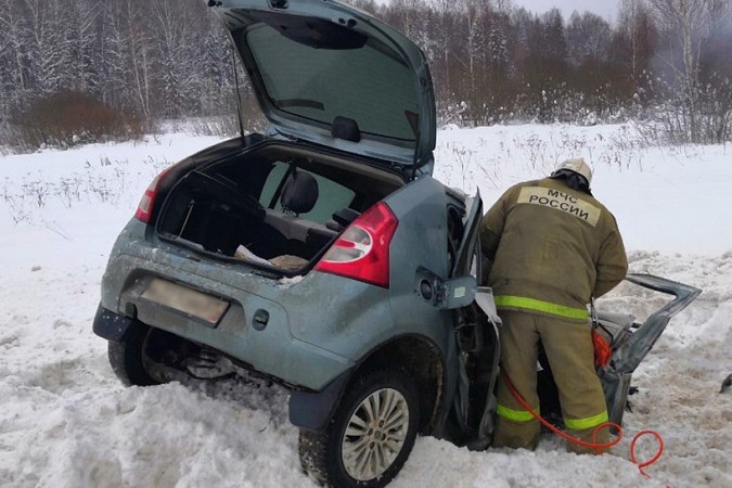 В Фурмановском районе иномарка врезалась в пассажирский автобус фото 3