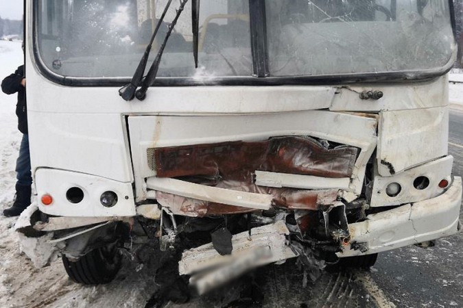 В Фурмановском районе иномарка врезалась в пассажирский автобус фото 4