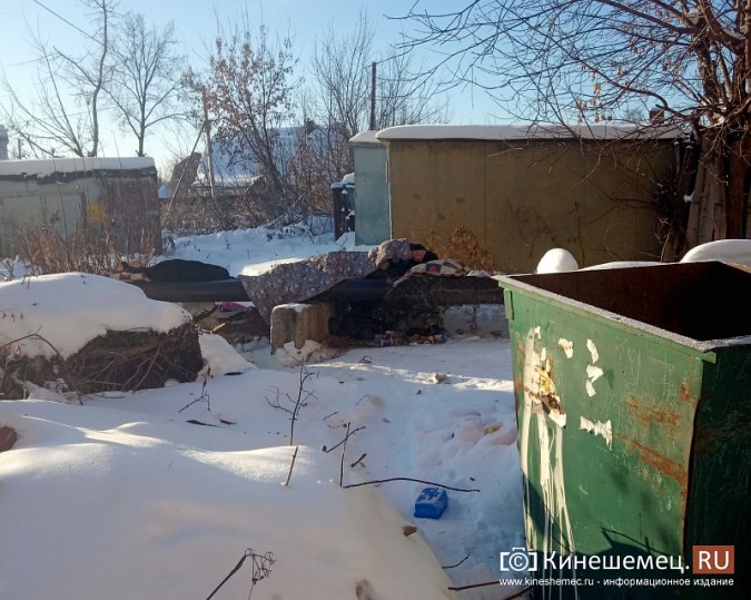 Кинешемский бомж Саша облюбовал помойку у девятиэтажки фото 4