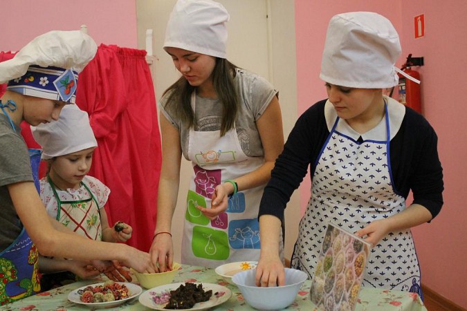 Дети из Кинешемского реабилитационного центра  делали конфеты фото 3