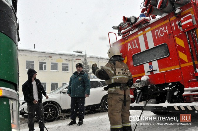 В Кинешме пожарный «УРАЛ» втащил в гору забуксовавшую фуру фото 5