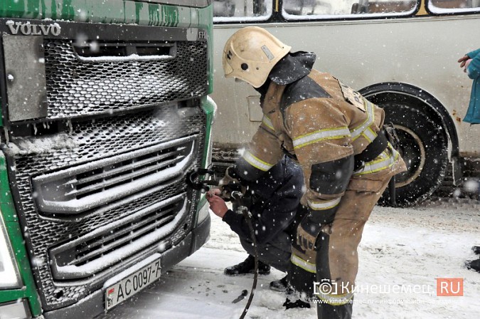 В Кинешме пожарный «УРАЛ» втащил в гору забуксовавшую фуру фото 4