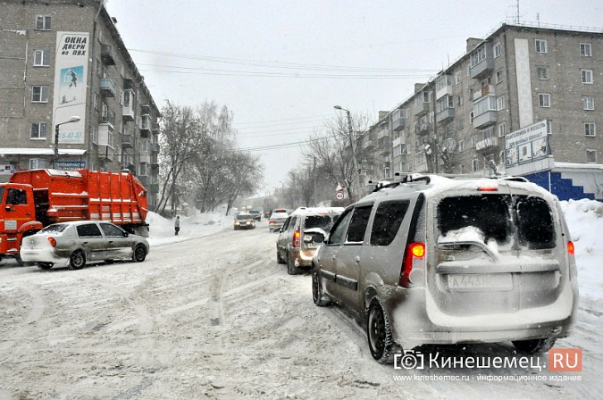 В Кинешме пожарный «УРАЛ» втащил в гору забуксовавшую фуру фото 12