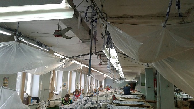 На Наволокской швейной фабрике борются с протечкой крыши пленкой фото 2