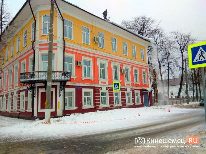 В Кинешме здание полиции и ФСБ освобождают от наледи фото 2