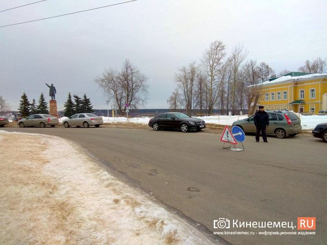 В Кинешме здание полиции и ФСБ освобождают от наледи фото 3