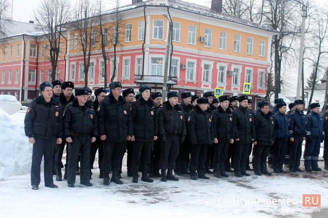 В Кинешме прошел зимний строевой смотр полиции фото 2