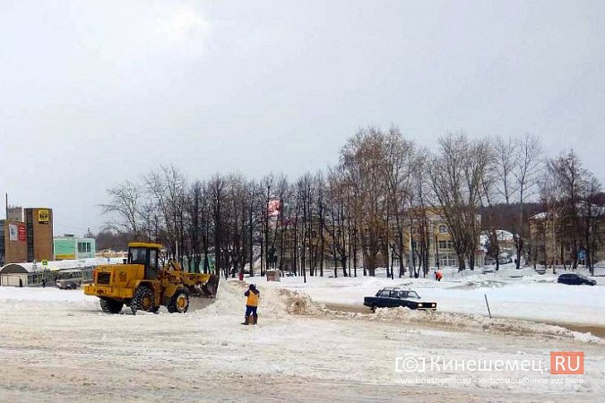 Центральную площадь Кинешмы начали чистить от снега фото 4