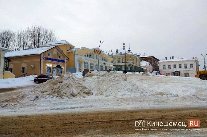 Центральную площадь Кинешмы начали чистить от снега фото 5