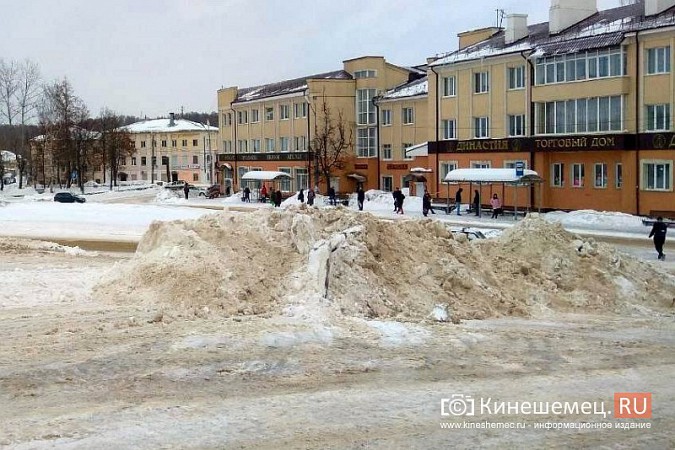 Центральную площадь Кинешмы начали чистить от снега фото 3
