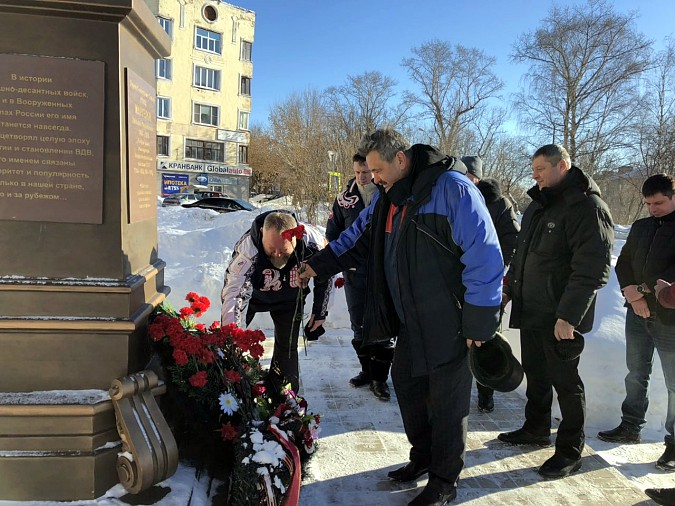 В День защитника Отечества кинешемцы возложили цветы к бюсту генерала Маргелова фото 3