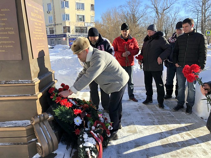 В День защитника Отечества кинешемцы возложили цветы к бюсту генерала Маргелова фото 2