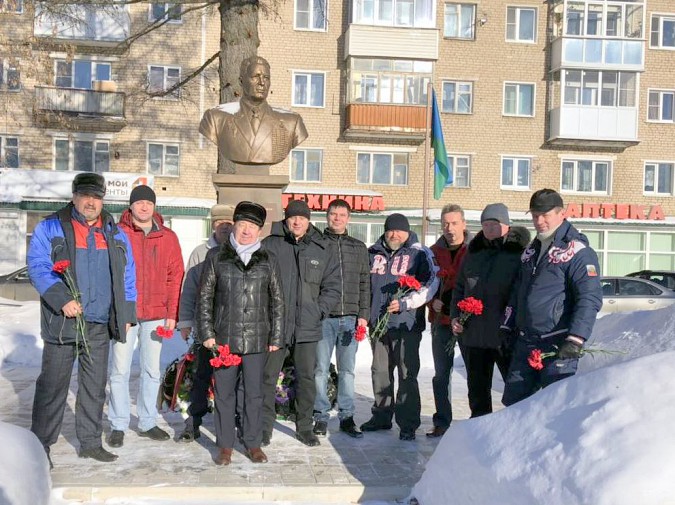 В День защитника Отечества кинешемцы возложили цветы к бюсту генерала Маргелова фото 5