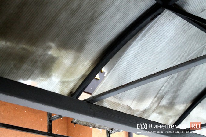 В центре Кинешмы снег грозит развалить остановку фото 3