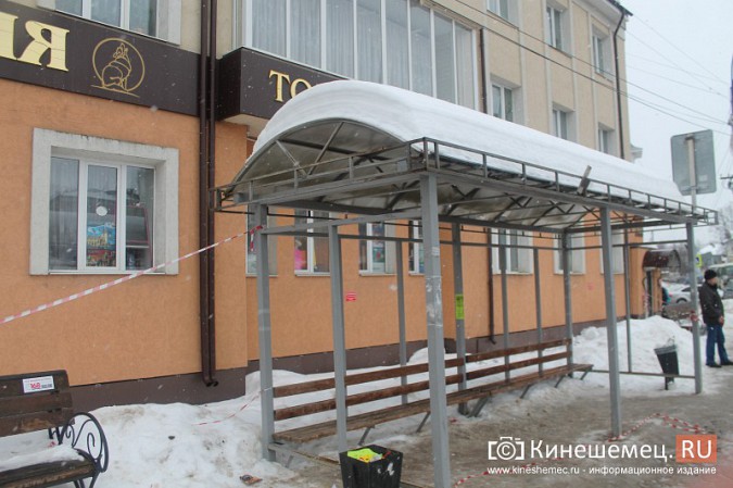 В центре Кинешмы снег грозит развалить остановку фото 4