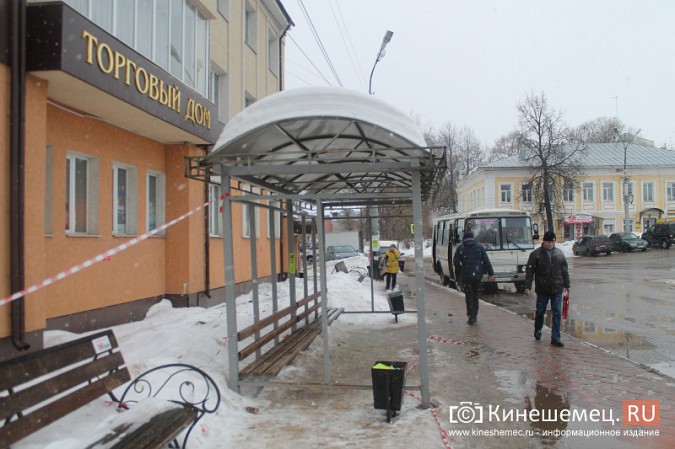 В центре Кинешмы снег грозит развалить остановку фото 2