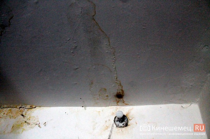 В Кинешме из-за прохудившейся крыши заливает несколько квартир многоэтажного дома фото 7