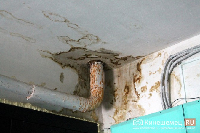 В Кинешме из-за прохудившейся крыши заливает несколько квартир многоэтажного дома фото 8