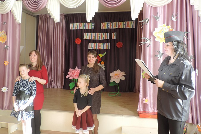 В Кинешемском детском доме поздравляли женщин и девочек фото 2