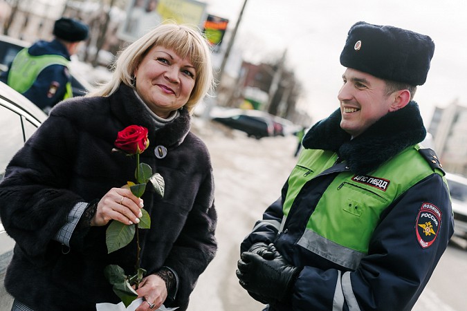 Госавтоинспекторы в Ивановской области дарили автолюбительницам цветы фото 9
