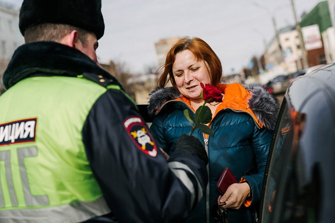 Госавтоинспекторы в Ивановской области дарили автолюбительницам цветы фото 4