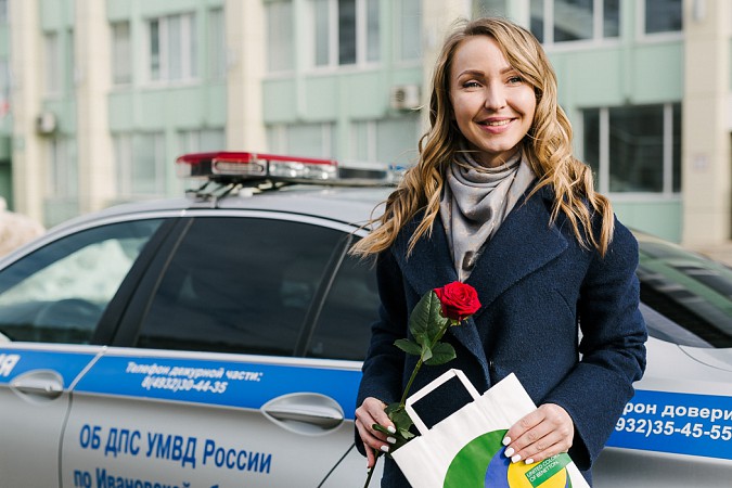 Госавтоинспекторы в Ивановской области дарили автолюбительницам цветы фото 6