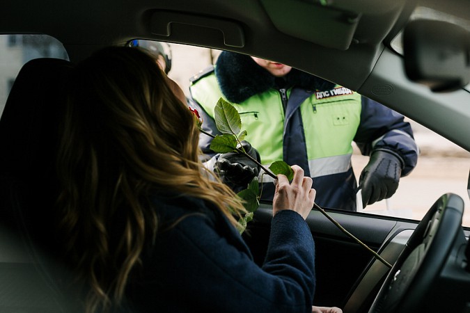 Госавтоинспекторы в Ивановской области дарили автолюбительницам цветы фото 5