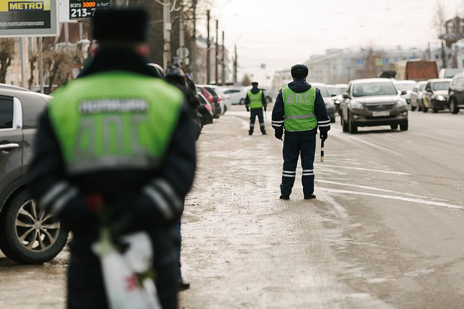 Госавтоинспекторы в Ивановской области дарили автолюбительницам цветы фото 8