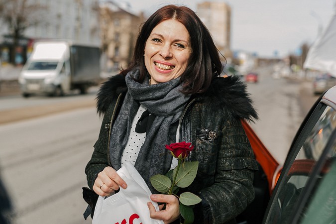 Госавтоинспекторы в Ивановской области дарили автолюбительницам цветы фото 2