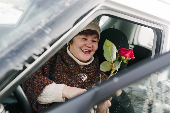 Госавтоинспекторы в Ивановской области дарили автолюбительницам цветы фото 3