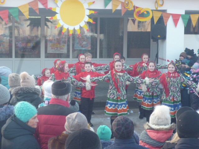 В микрорайоне «ДХЗ» весело отгуляли Масленицу фото 3