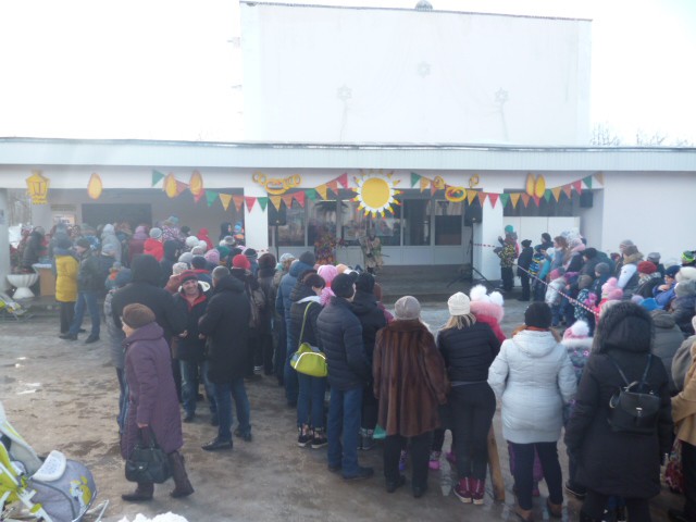 В микрорайоне «ДХЗ» весело отгуляли Масленицу фото 2