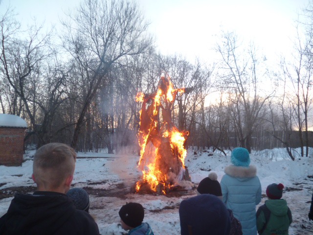В микрорайоне «ДХЗ» весело отгуляли Масленицу фото 4