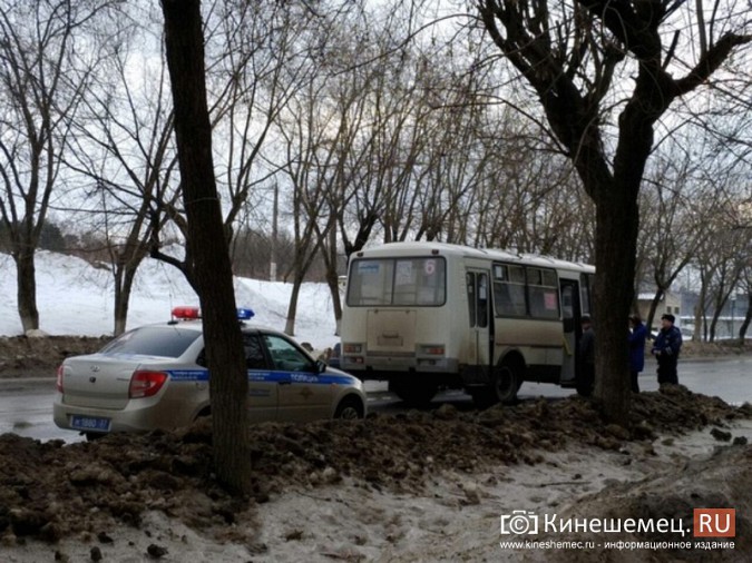 В Кинешме на улице Островского столкнулись автобус и легковушка фото 2